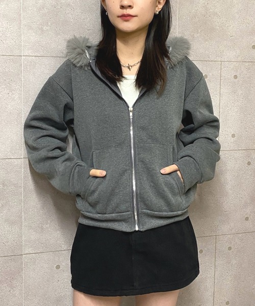 NANEA(ナネア)の「裏起毛フェイクファーフード クロップド丈ジップパーカー(パーカー・レディース・グレー/ブラック・SMALL/MEDIUM/LARGE)」の18枚目の写真