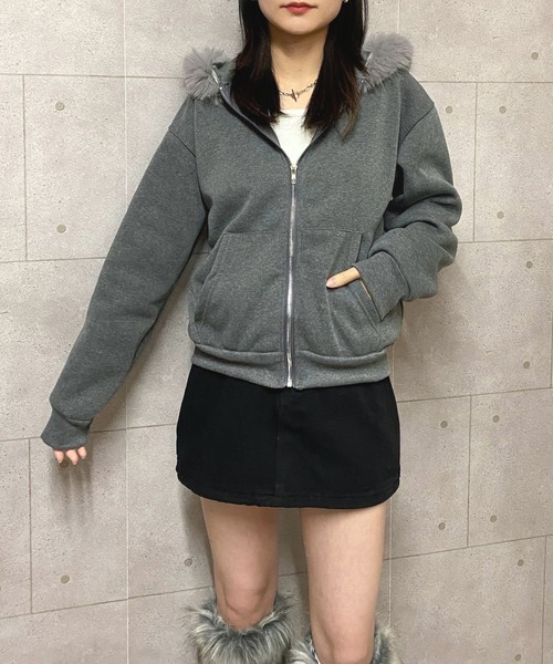 NANEA(ナネア)の「裏起毛フェイクファーフード クロップド丈ジップパーカー(パーカー・レディース・グレー/ブラック・SMALL/MEDIUM/LARGE)」の17枚目の写真