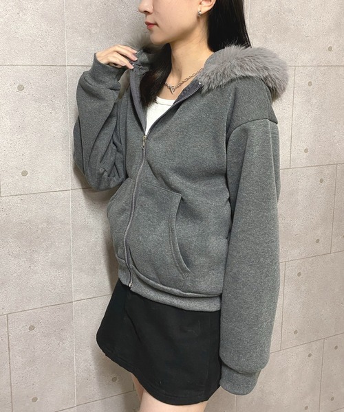 NANEA(ナネア)の「裏起毛フェイクファーフード クロップド丈ジップパーカー(パーカー・レディース・グレー/ブラック・SMALL/MEDIUM/LARGE)」の16枚目の写真