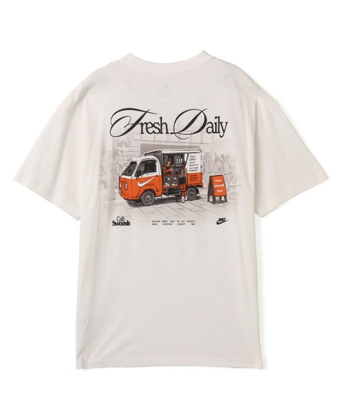 NIKE(ナイキ)の「NIKE AS U NSW TEE LSE CAFE SWOOSH V / ナイキ NSW LSE CAFE SWOOSH V S/S Tシャツ 【SP】(Tシャツ/カットソー・メンズ・ホワイト/ブルー・S/M/L/XL/XXL)」の6枚目の写真