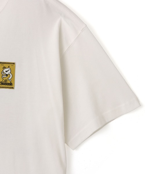 NIKE(ナイキ)の「NIKE AS U NSW TEE LSE CAFE SWOOSH V / ナイキ NSW LSE CAFE SWOOSH V S/S Tシャツ 【SP】(Tシャツ/カットソー・メンズ・ホワイト/ブルー・S/M/L/XL/XXL)」の4枚目の写真