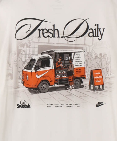 NIKE(ナイキ)の「NIKE AS U NSW TEE LSE CAFE SWOOSH V / ナイキ NSW LSE CAFE SWOOSH V S/S Tシャツ 【SP】(Tシャツ/カットソー・メンズ・ホワイト/ブルー・S/M/L/XL/XXL)」の5枚目の写真