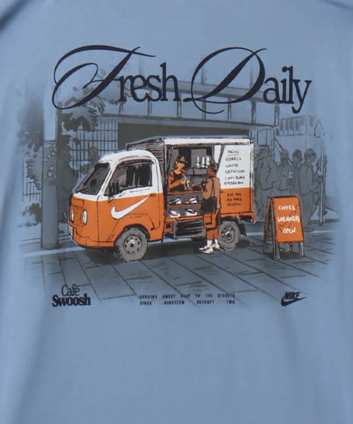 NIKE(ナイキ)の「NIKE AS U NSW TEE LSE CAFE SWOOSH V / ナイキ NSW LSE CAFE SWOOSH V S/S Tシャツ 【SP】(Tシャツ/カットソー・メンズ・ホワイト/ブルー・S/M/L/XL/XXL)」の9枚目の写真