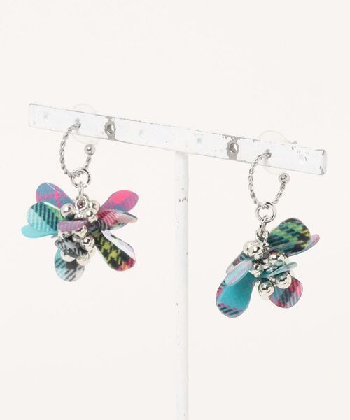 tone(トーン)の「【Beauty bell】PVCフラワーピアス(ピアス(両耳用)・レディース・ブラウン/ホワイト/ブルー/ホワイト系その他2/ブラック系その他/イエロー・FREE)」の5枚目の写真