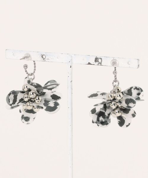 tone(トーン)の「【Beauty bell】PVCフラワーピアス(ピアス(両耳用)・レディース・ブラウン/ホワイト/ブルー/ホワイト系その他2/ブラック系その他/イエロー・FREE)」の7枚目の写真