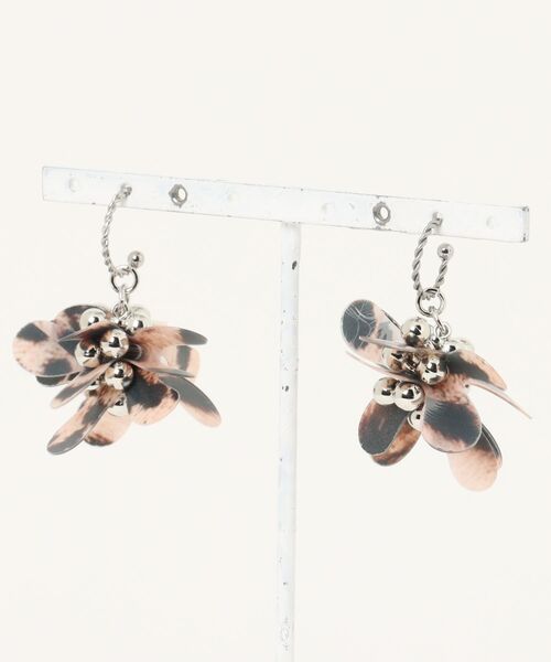 tone(トーン)の「【Beauty bell】PVCフラワーピアス(ピアス(両耳用)・レディース・ブラウン/ホワイト/ブルー/ホワイト系その他2/ブラック系その他/イエロー・FREE)」の11枚目の写真