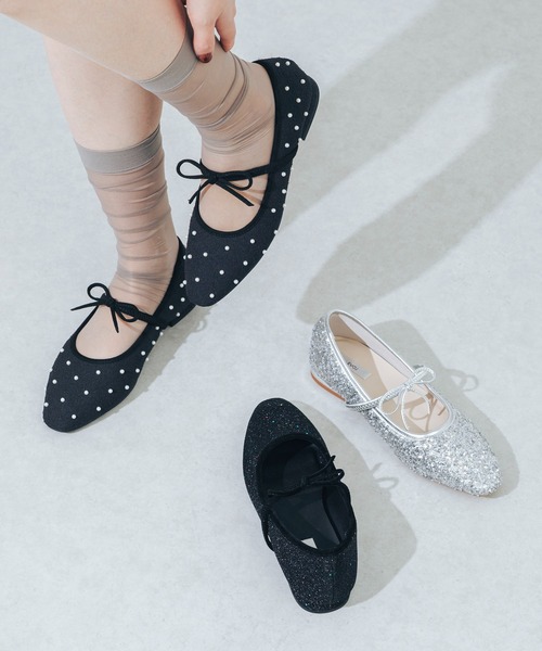 EVOL（イーボル）の「【ふかふか・クッション入り】ラウンドリボンメリージェーンフラットパンプス CA23863（バレエシューズ・レディース・ブラック/ブラック系その他/シルバー・22.0cm/22.5cm/23.0cm/23.5cm/24.0cm/24.5cm/25.0cm）」の2枚目の写真