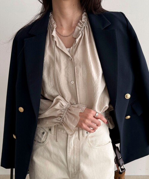 fredy emue（フレディエミュ）の「シャイニーシアーギャザーブラウス（シャツ/ブラウス・レディース・オフホワイト/ブラック/ベージュ・38）」の3枚目の写真