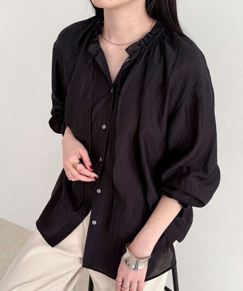 fredy emue（フレディエミュ）の「シャイニーシアーギャザーブラウス（シャツ/ブラウス・レディース・オフホワイト/ブラック/ベージュ・38）」の2枚目の写真