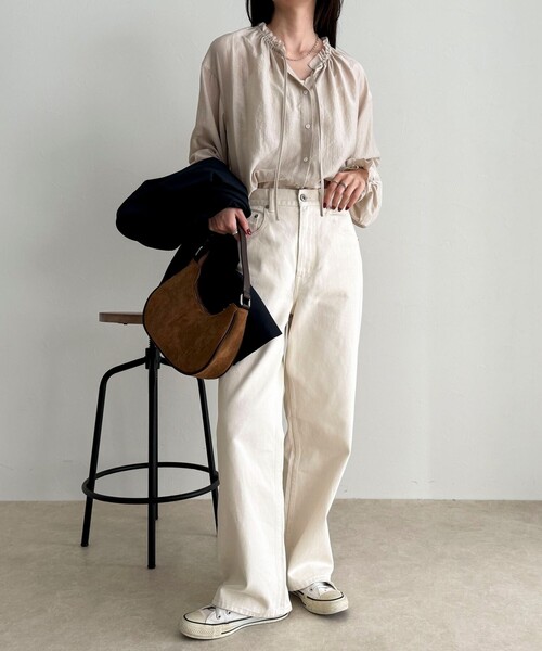 fredy emue（フレディエミュ）の「シャイニーシアーギャザーブラウス（シャツ/ブラウス・レディース・オフホワイト/ブラック/ベージュ・38）」の4枚目の写真