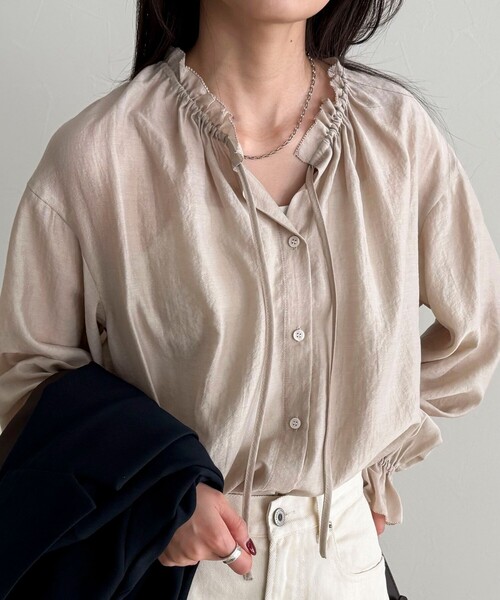 fredy emue（フレディエミュ）の「シャイニーシアーギャザーブラウス（シャツ/ブラウス・レディース・オフホワイト/ブラック/ベージュ・38）」の6枚目の写真