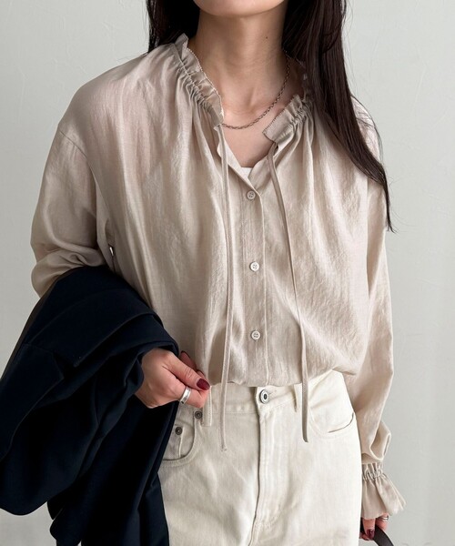 fredy emue（フレディエミュ）の「シャイニーシアーギャザーブラウス（シャツ/ブラウス・レディース・オフホワイト/ブラック/ベージュ・38）」の7枚目の写真