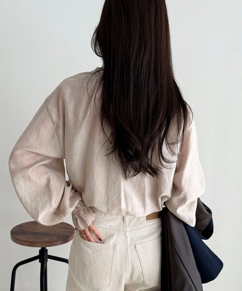 fredy emue（フレディエミュ）の「シャイニーシアーギャザーブラウス（シャツ/ブラウス・レディース・オフホワイト/ブラック/ベージュ・38）」の8枚目の写真