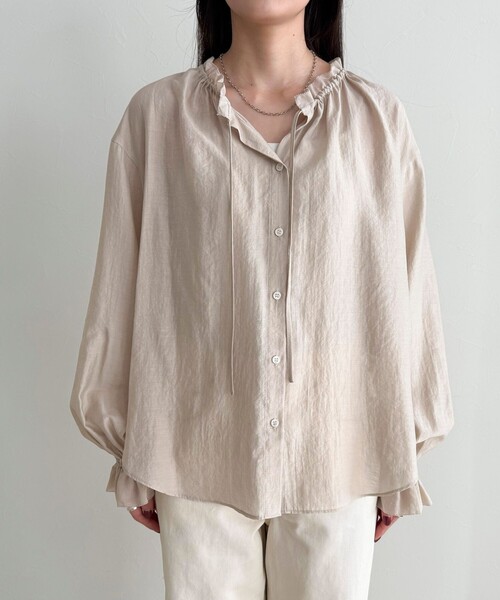 fredy emue（フレディエミュ）の「シャイニーシアーギャザーブラウス（シャツ/ブラウス・レディース・オフホワイト/ブラック/ベージュ・38）」の9枚目の写真