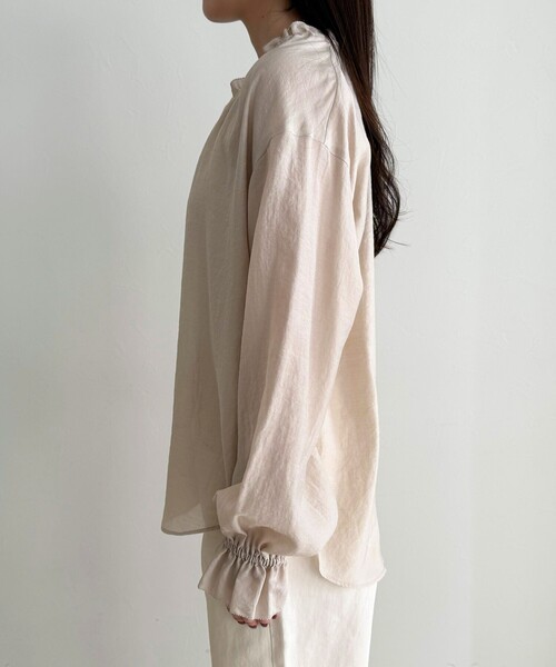 fredy emue（フレディエミュ）の「シャイニーシアーギャザーブラウス（シャツ/ブラウス・レディース・オフホワイト/ブラック/ベージュ・38）」の10枚目の写真