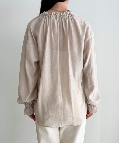 fredy emue（フレディエミュ）の「シャイニーシアーギャザーブラウス（シャツ/ブラウス・レディース・オフホワイト/ブラック/ベージュ・38）」の11枚目の写真