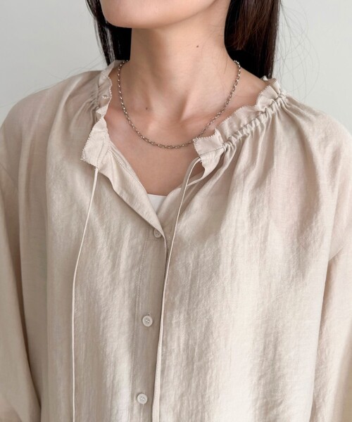 fredy emue（フレディエミュ）の「シャイニーシアーギャザーブラウス（シャツ/ブラウス・レディース・オフホワイト/ブラック/ベージュ・38）」の12枚目の写真