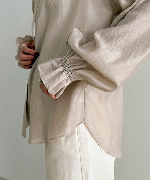 fredy emue（フレディエミュ）の「シャイニーシアーギャザーブラウス（シャツ/ブラウス・レディース・オフホワイト/ブラック/ベージュ・38）」の14枚目の写真