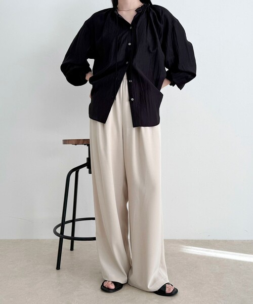 fredy emue（フレディエミュ）の「シャイニーシアーギャザーブラウス（シャツ/ブラウス・レディース・オフホワイト/ブラック/ベージュ・38）」の15枚目の写真