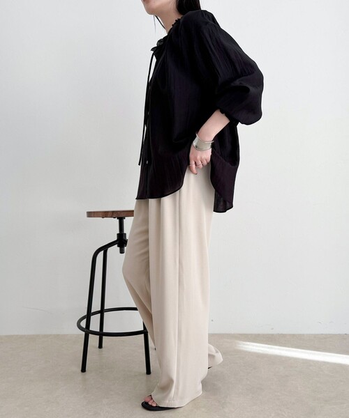 fredy emue（フレディエミュ）の「シャイニーシアーギャザーブラウス（シャツ/ブラウス・レディース・オフホワイト/ブラック/ベージュ・38）」の16枚目の写真