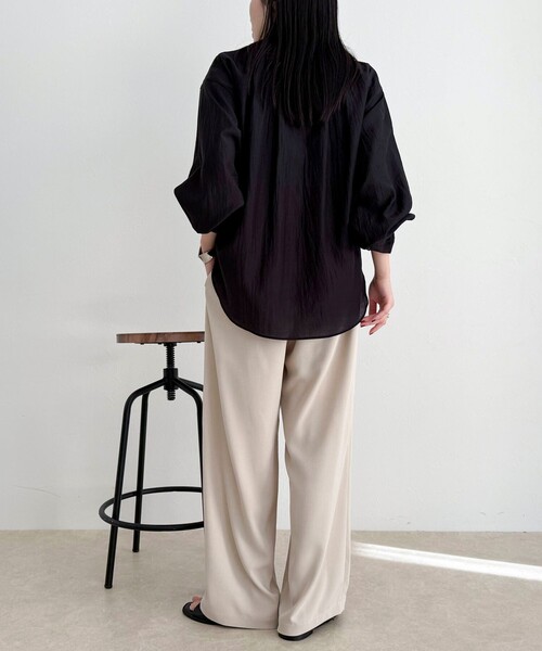 fredy emue（フレディエミュ）の「シャイニーシアーギャザーブラウス（シャツ/ブラウス・レディース・オフホワイト/ブラック/ベージュ・38）」の17枚目の写真