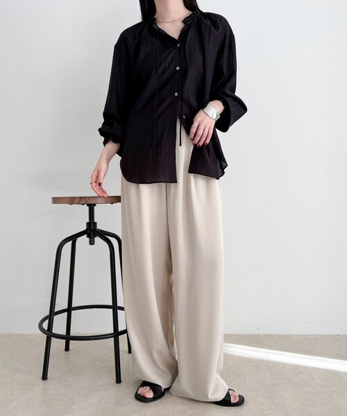 fredy emue（フレディエミュ）の「シャイニーシアーギャザーブラウス（シャツ/ブラウス・レディース・オフホワイト/ブラック/ベージュ・38）」の18枚目の写真