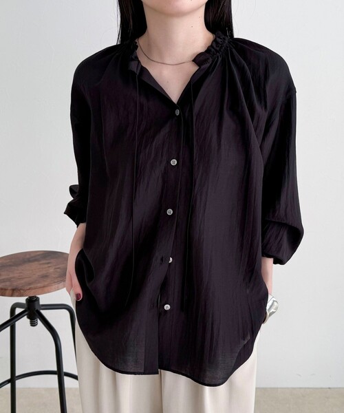 fredy emue（フレディエミュ）の「シャイニーシアーギャザーブラウス（シャツ/ブラウス・レディース・オフホワイト/ブラック/ベージュ・38）」の19枚目の写真