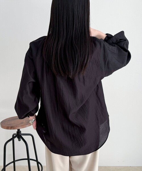 fredy emue（フレディエミュ）の「シャイニーシアーギャザーブラウス（シャツ/ブラウス・レディース・オフホワイト/ブラック/ベージュ・38）」の20枚目の写真