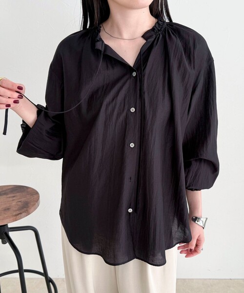 fredy emue（フレディエミュ）の「シャイニーシアーギャザーブラウス（シャツ/ブラウス・レディース・オフホワイト/ブラック/ベージュ・38）」の21枚目の写真