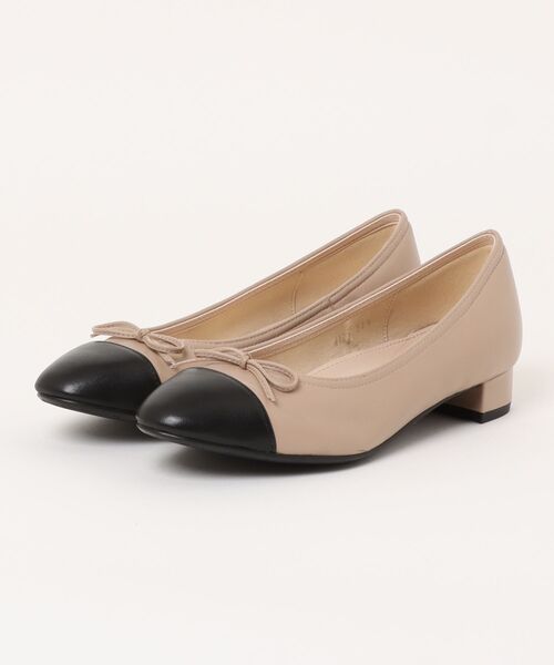 UnReef(アンリーフ)の「リボンモチーフトゥーキャップパンプス(パンプス・レディース・ブラック/ベージュ・22.5cm/23.0cm/23.5cm/24.0cm/24.5cm)」の2枚目の写真