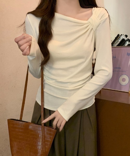 NoBelle(ノベル)の「サイドギャザー ワンショルダートップス(その他トップス・レディース・ブラック/アイボリー・M/S)」の2枚目の写真