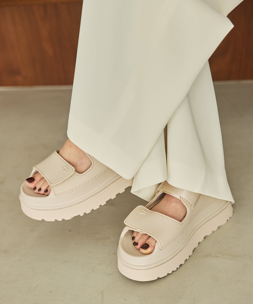 plage（プラージュ）の「《WEB限定追加》UGG / アグ THE GOLDEN GLOW サンダル（サンダル・レディース・ブラック/ベージュ・22cm/24cm/23cm/25cm）」の2枚目の写真