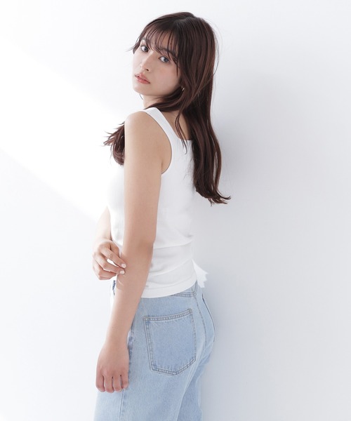 NATURAL BEAUTY BASIC（ナチュラルビューティーベーシック）の「◇ カップ付インナーシリーズ タンクトップ（タンクトップ・レディース・オフホワイト/ブラック・FREE）」の5枚目の写真