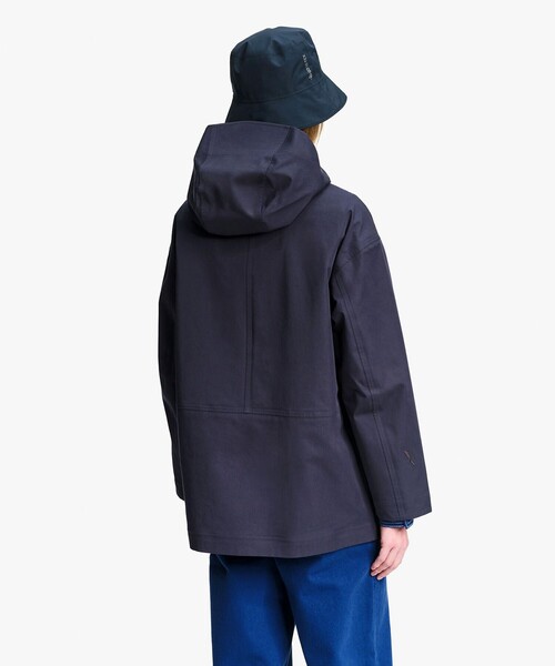 AIGLE(エーグル)の「透湿防水 3レイヤー ショートフレアジャケット(マウンテンパーカー・レディース・ダークネイビー/サンドベージュ/パープル・S/XS/M)」の16枚目の写真