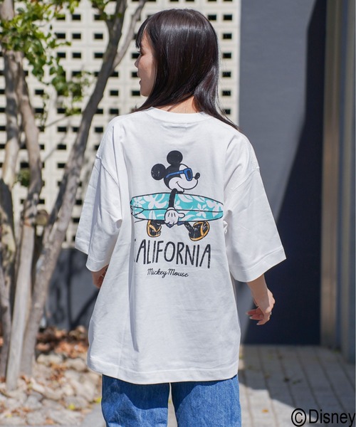 ATELANE(アテレーン)の「DISNEY / ディズニー / ミッキーマウス /アソート/ リラックスフィット プリント クルーネックTシャツ(Tシャツ/カットソー・レディース・ピンク/ベージュ/イエロー/ブラック系その他4/ホワイト系その他3/ホワイト系その他/ライトグリーン/ホワイト/ブラック/カーキ/サックスブルー/ブラック系その他2/ホワイト系その他5/チャコールグレー/ブラック系その他3/ホワイト系その他4/ホワイト系その他2/ブラック系その他・LARGE/MEDIUM)」の3枚目の写真