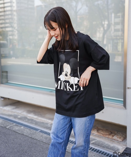 ATELANE(アテレーン)の「DISNEY / ディズニー / ミッキーマウス /アソート/ リラックスフィット プリント クルーネックTシャツ(Tシャツ/カットソー・レディース・ピンク/ベージュ/イエロー/ブラック系その他4/ホワイト系その他3/ホワイト系その他/ライトグリーン/ホワイト/ブラック/カーキ/サックスブルー/ブラック系その他2/ホワイト系その他5/チャコールグレー/ブラック系その他3/ホワイト系その他4/ホワイト系その他2/ブラック系その他・LARGE/MEDIUM)」の8枚目の写真