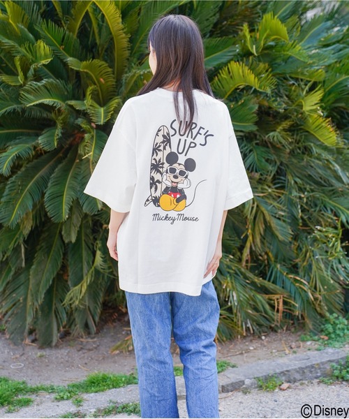 ATELANE(アテレーン)の「DISNEY / ディズニー / ミッキーマウス /アソート/ リラックスフィット プリント クルーネックTシャツ(Tシャツ/カットソー・レディース・ピンク/ベージュ/イエロー/ブラック系その他4/ホワイト系その他3/ホワイト系その他/ライトグリーン/ホワイト/ブラック/カーキ/サックスブルー/ブラック系その他2/ホワイト系その他5/チャコールグレー/ブラック系その他3/ホワイト系その他4/ホワイト系その他2/ブラック系その他・LARGE/MEDIUM)」の1枚目の写真