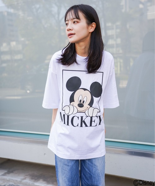 ATELANE(アテレーン)の「DISNEY / ディズニー / ミッキーマウス /アソート/ リラックスフィット プリント クルーネックTシャツ(Tシャツ/カットソー・レディース・ピンク/ベージュ/イエロー/ブラック系その他4/ホワイト系その他3/ホワイト系その他/ライトグリーン/ホワイト/ブラック/カーキ/サックスブルー/ブラック系その他2/ホワイト系その他5/チャコールグレー/ブラック系その他3/ホワイト系その他4/ホワイト系その他2/ブラック系その他・LARGE/MEDIUM)」の4枚目の写真
