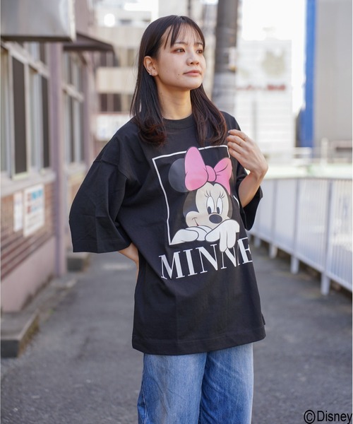 ATELANE(アテレーン)の「DISNEY / ディズニー / ミッキーマウス /アソート/ リラックスフィット プリント クルーネックTシャツ(Tシャツ/カットソー・レディース・ピンク/ベージュ/イエロー/ブラック系その他4/ホワイト系その他3/ホワイト系その他/ライトグリーン/ホワイト/ブラック/カーキ/サックスブルー/ブラック系その他2/ホワイト系その他5/チャコールグレー/ブラック系その他3/ホワイト系その他4/ホワイト系その他2/ブラック系その他・LARGE/MEDIUM)」の10枚目の写真