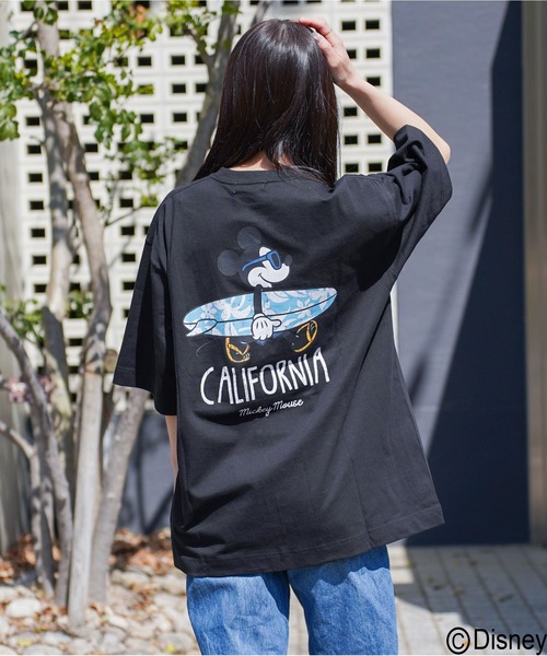 ATELANE(アテレーン)の「DISNEY / ディズニー / ミッキーマウス /アソート/ リラックスフィット プリント クルーネックTシャツ(Tシャツ/カットソー・レディース・ピンク/ベージュ/イエロー/ブラック系その他4/ホワイト系その他3/ホワイト系その他/ライトグリーン/ホワイト/ブラック/カーキ/サックスブルー/ブラック系その他2/ホワイト系その他5/チャコールグレー/ブラック系その他3/ホワイト系その他4/ホワイト系その他2/ブラック系その他・LARGE/MEDIUM)」の2枚目の写真