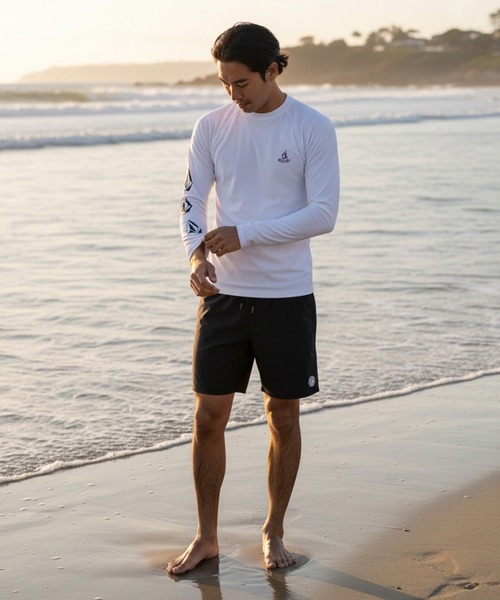 VOLCOM(ボルコム)の「VOLCOM/ボルコム PISTOL STONE LS RASH 長袖ラッシュガード 2026年 夏 夏服(ラッシュガード・メンズ・ホワイト/ブラック・M/L/XL)」の1枚目の写真