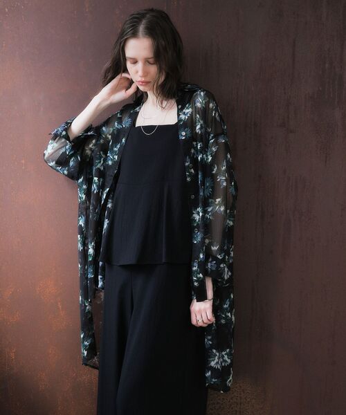 YECCA VECCA（イェッカヴェッカ）の「フラワー柄シアーロングシャツ（シャツ/ブラウス・レディース・ブラック/ライトカーキ・FREE）」の3枚目の写真