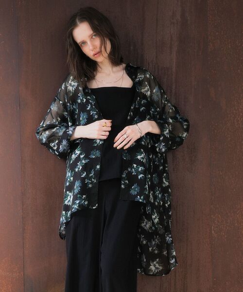 YECCA VECCA（イェッカヴェッカ）の「フラワー柄シアーロングシャツ（シャツ/ブラウス・レディース・ブラック/ライトカーキ・FREE）」の4枚目の写真