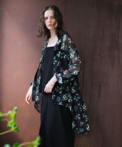 YECCA VECCA（イェッカヴェッカ）の「フラワー柄シアーロングシャツ（シャツ/ブラウス・レディース・ブラック/ライトカーキ・FREE）」の5枚目の写真