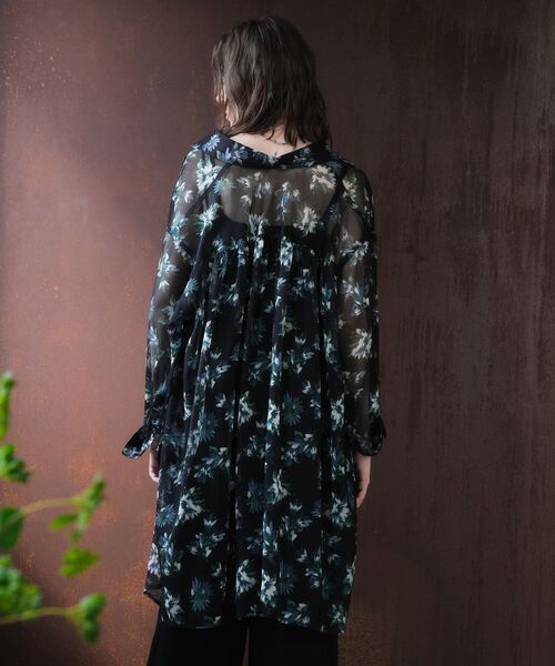 YECCA VECCA（イェッカヴェッカ）の「フラワー柄シアーロングシャツ（シャツ/ブラウス・レディース・ブラック/ライトカーキ・FREE）」の6枚目の写真