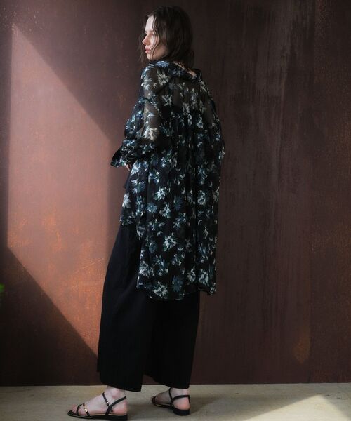 YECCA VECCA（イェッカヴェッカ）の「フラワー柄シアーロングシャツ（シャツ/ブラウス・レディース・ブラック/ライトカーキ・FREE）」の10枚目の写真