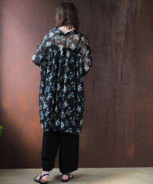 YECCA VECCA（イェッカヴェッカ）の「フラワー柄シアーロングシャツ（シャツ/ブラウス・レディース・ブラック/ライトカーキ・FREE）」の11枚目の写真