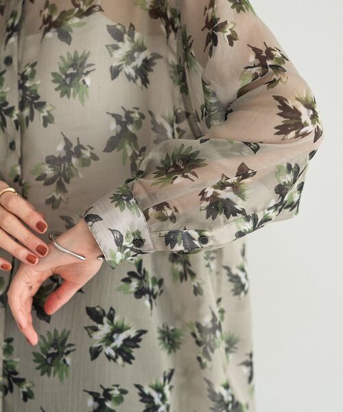 YECCA VECCA（イェッカヴェッカ）の「フラワー柄シアーロングシャツ（シャツ/ブラウス・レディース・ブラック/ライトカーキ・FREE）」の19枚目の写真