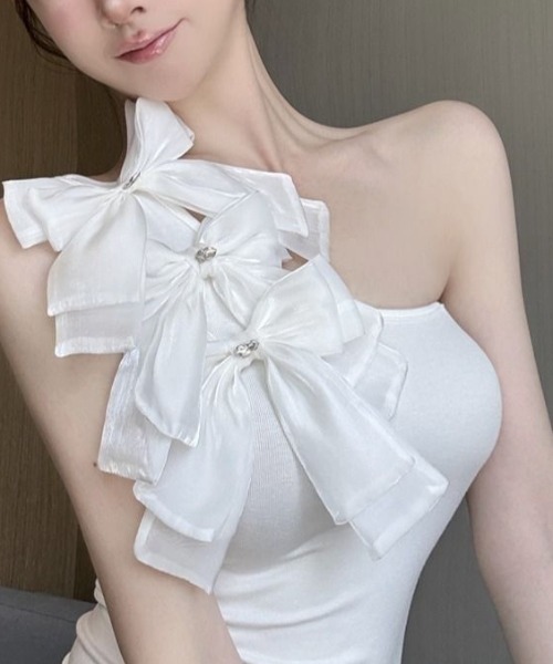 SHEPP(シープ)の「ワンショル3連立体リボンタイトトップス(シャツ/ブラウス・レディース・ブラック/ホワイト・S/M)」の2枚目の写真