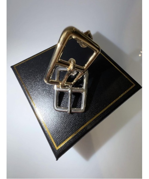 D'heygere(ディヘラ)の「Buckle Earring(ピアス(片耳用)・レディース・シルバー/ゴールド・ONE SIZE)」の3枚目の写真